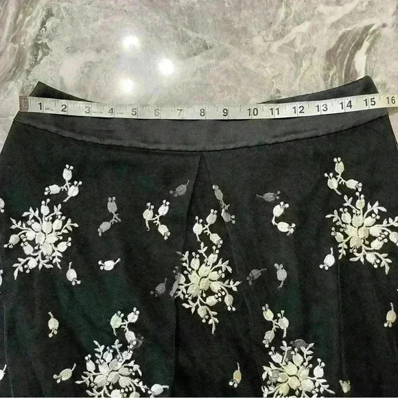NWOT Ann Taylor Black - White Floral Flare Whit Embroidered Flowers Skirt Size 6 - Picture 7 of 11